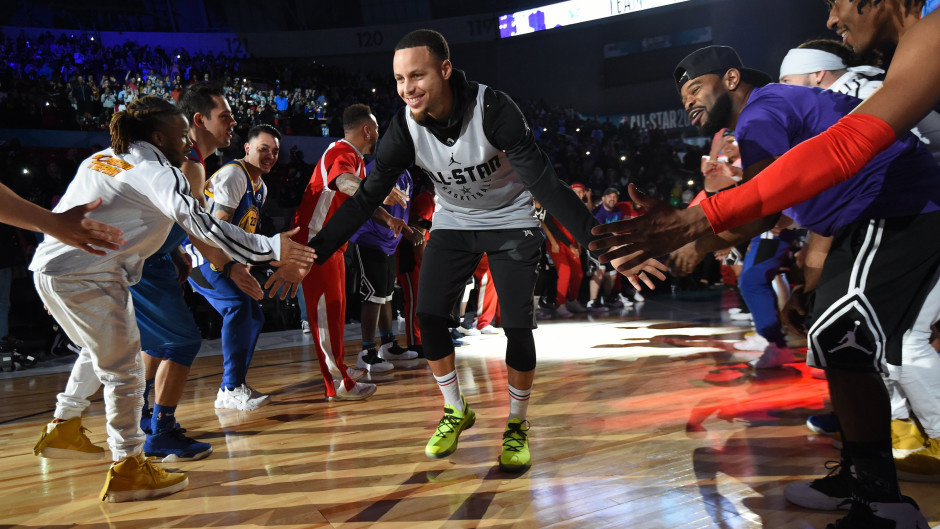 NBA巨星在全明星活动中吸引众人注目