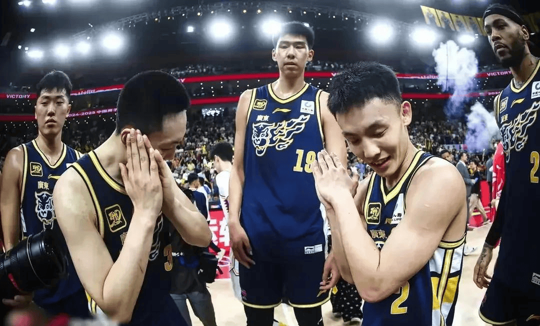 九游娱乐-夺冠热门队伍表现亮眼，球员技术精湛的简单介绍