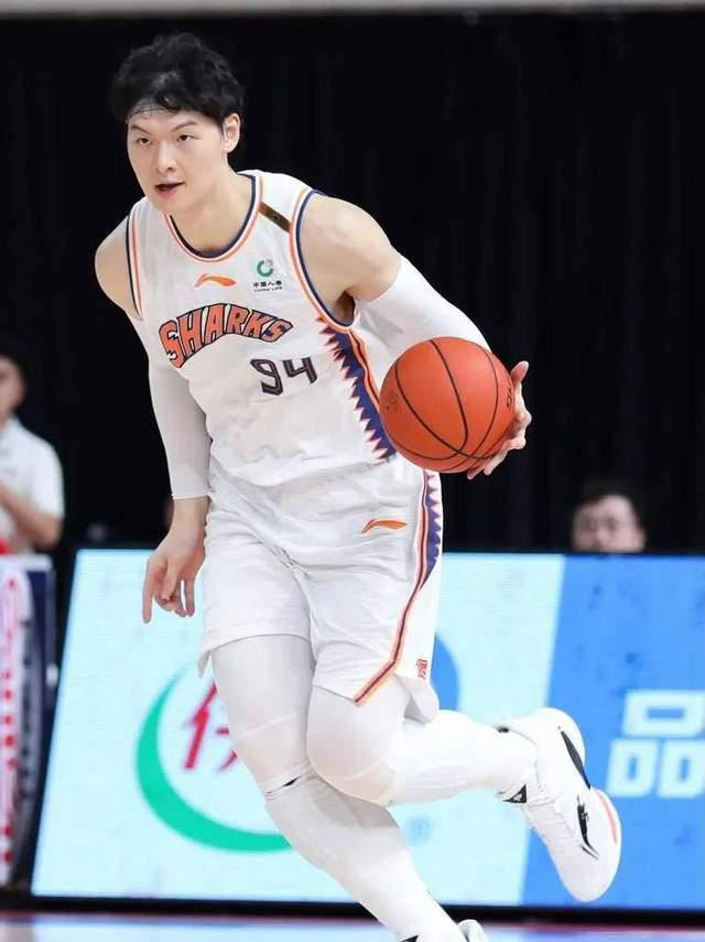王哲林领衔球队取得胜利，展现出色表现得到认可的简单介绍