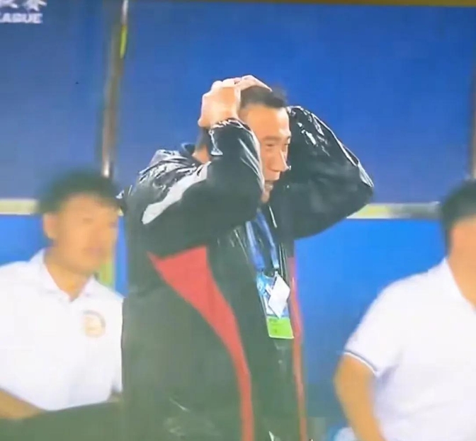 九游体育-比赛期间球员们的拼搏精神深深感动球迷