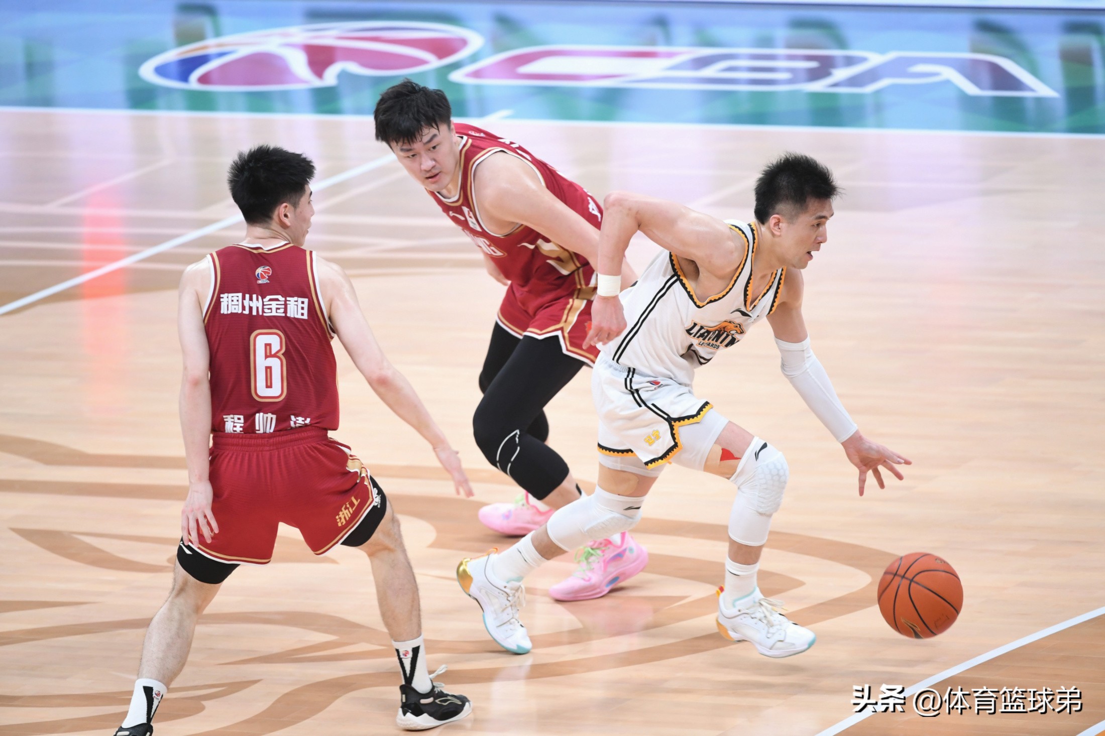 北京队鏖战辽宁队,浓眉哥统治全场 北京队鏖战辽宁队,浓眉哥统治全场